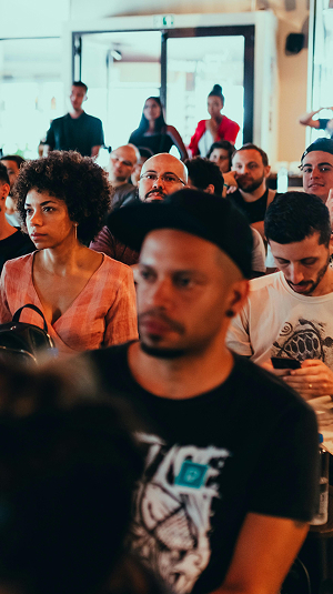 photo d'un public pendant un meeting